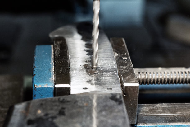 在金属刀柄上钻孔图片下载