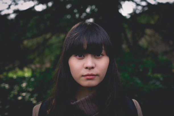 黑暗森林里的一个女人图片下载