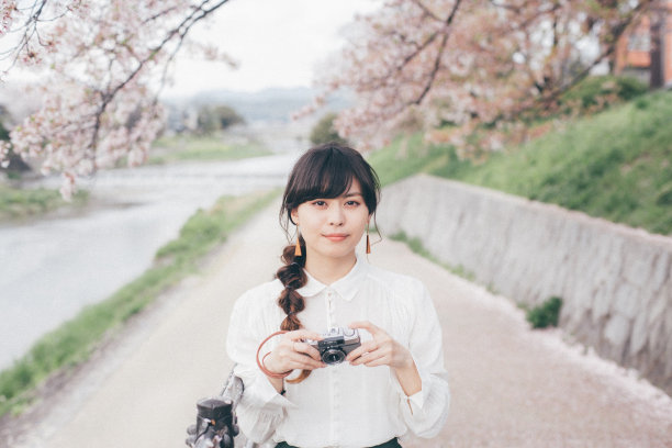 一个梳着辫子，开着樱花的女人图片下载