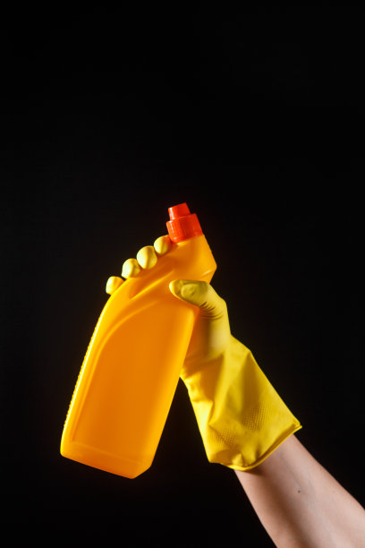 清洁用品，黄色马桶，手戴黄色橡胶手套图片下载