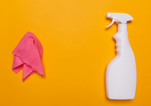 用于清洁的抹布和一个带玻璃清洁剂的黑色瓶子。文本的地方图片下载