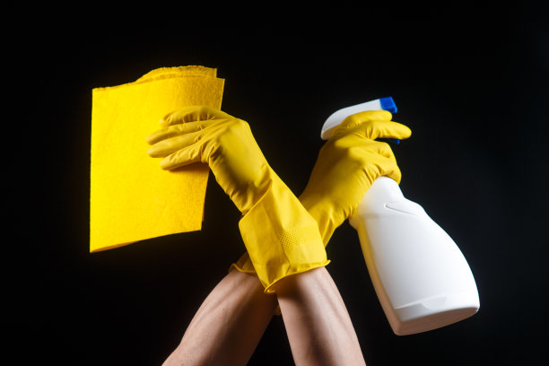 家用清洁用品，抹布和雨刷在橡胶黄色手套图片下载
