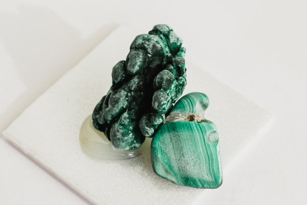 孔雀石矿物上有葡萄状结晶和宝石图片下载