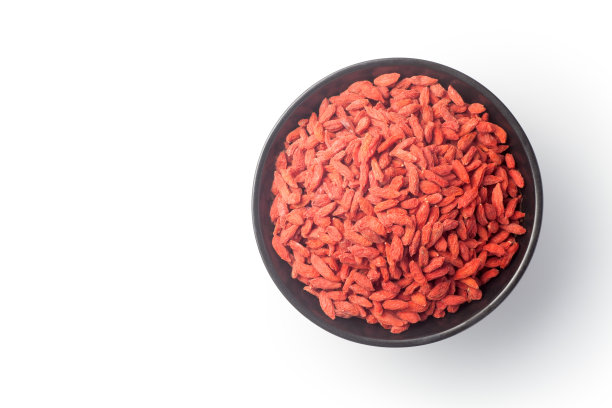 干枸杞(中国枸杞)在一个黑色的碗。前视图。图片下载