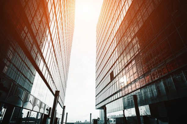 低角度的城市摩天大楼图片下载