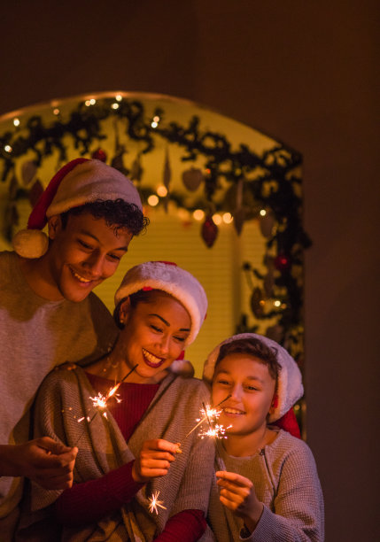 美丽的混血家庭在圣诞节图片下载