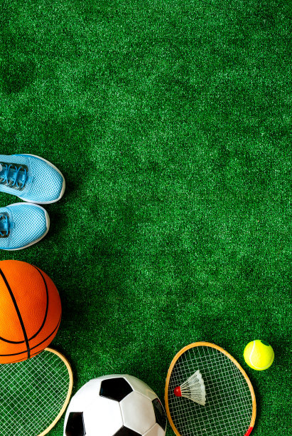 框架运动球-足球，篮球在草地上俯视图拷贝空间图片下载