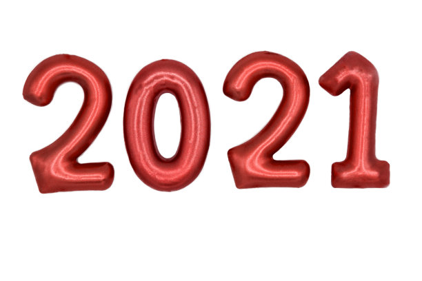 白色背景上的红色数字2021蜡烛。红色数字代表2021年新年快乐。派对装饰，节日庆典，嘉年华周年纪念标志图片下载