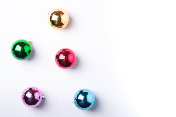 圣诞新年作文。礼物，彩色的球装饰在白色的背景。寒假的概念。平铺，俯视图，拷贝空间图片下载