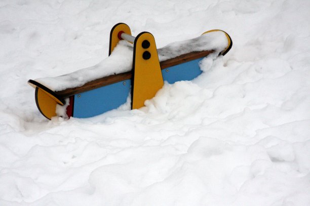 生活在芬兰赫尔辛基的雪地里。儿童的跷跷板玩设备在深雪公园图片下载