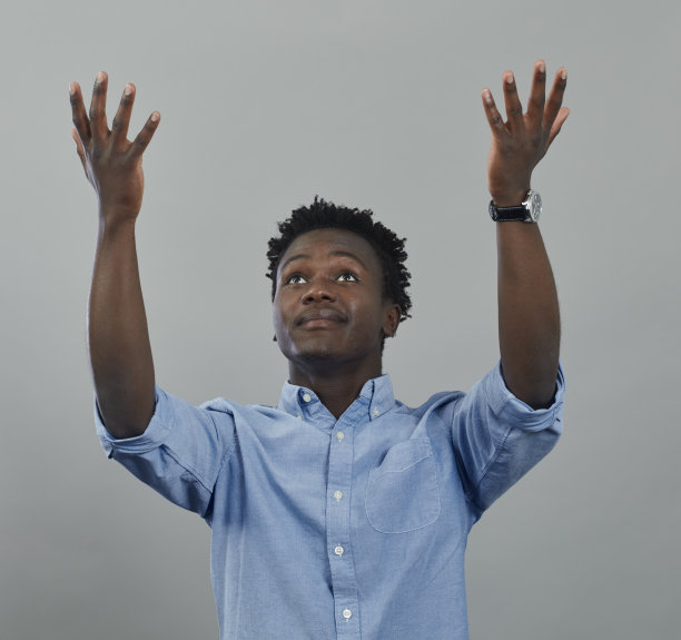 探索虚拟现实的年轻非洲人。拾起想象的物体图片下载