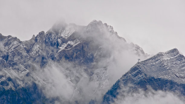 皮拉图斯山几乎没有积雪，但乌云密布图片下载
