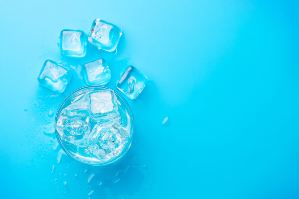 一杯加冰块的水图片下载