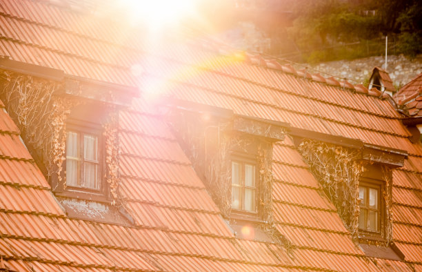 旧屋顶的侧视图图片下载