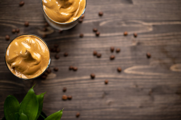 冰达尔戈纳咖啡在一个木制背景与复印空间和俯视图图片下载