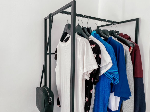 用来挂东西的轨道吊架。保管好物品。家配件。图片下载