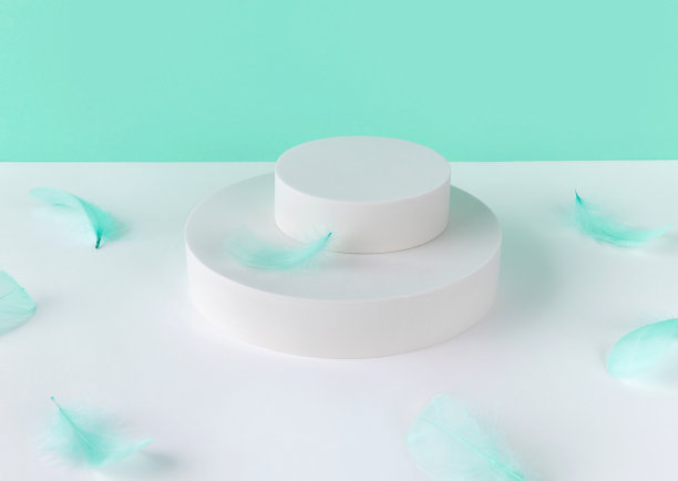 模拟背景与讲台的产品展示和羽毛。图片下载
