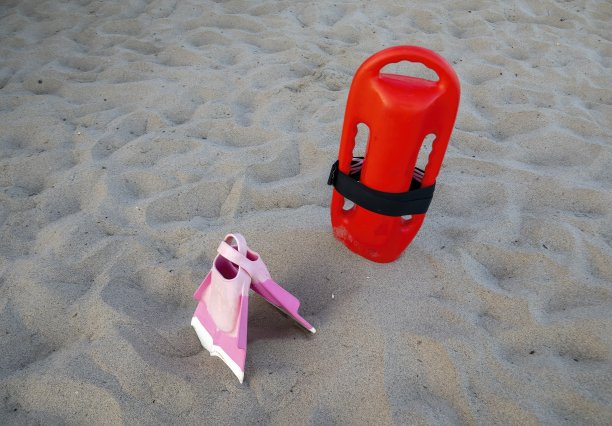 沙滩上的救生员装备图片下载