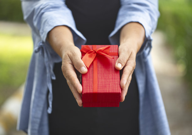 女人手里拿着红色的礼盒图片下载