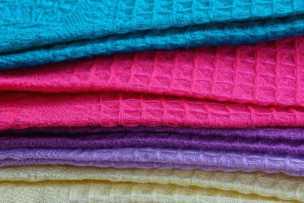 一排彩色羊毛披肩的织物质地图片下载