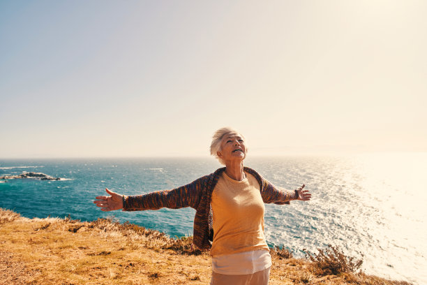 把脸迎向太阳，阴影就会落在你身后图片下载