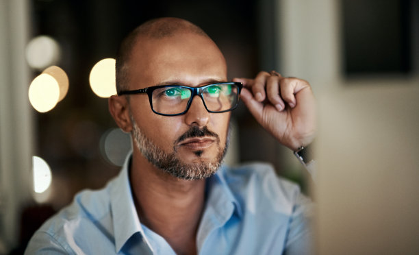 一项重要的任务需要专注的眼光图片下载