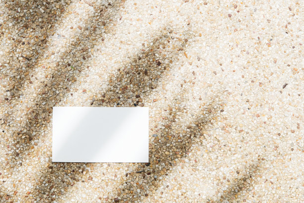 空白白纸卡与棕榈叶的影子在石墙上图片下载