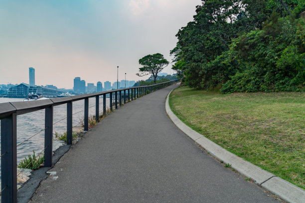 黄昏时分，悉尼皇家植物园的小径上弥漫着各种森林大火带来的烟雾，悉尼，澳大利亚图片下载