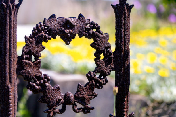 特写老铁墓地栅栏与花环，背景与复制空间图片下载