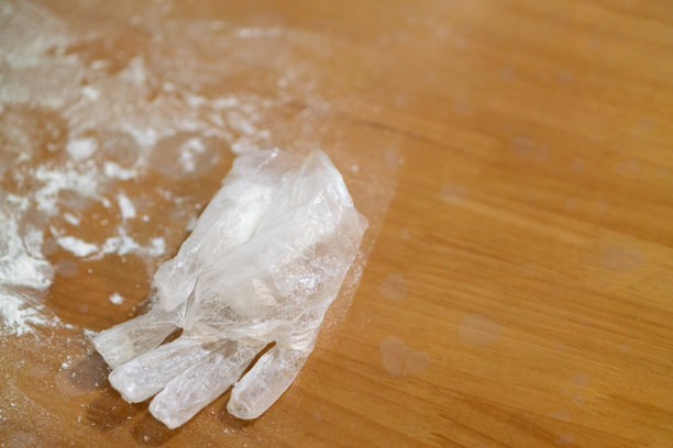 面包师使用后的一次性透明手套图片下载