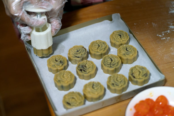 家庭主妇制作月饼图片下载