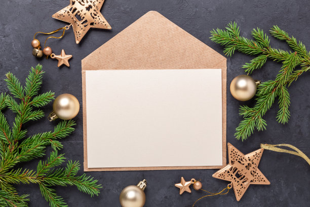 圣诞背景与冷杉树，冬青和红色球在黑暗的石头背景。拷贝空间图片下载