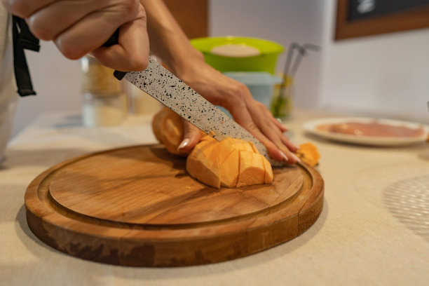 如果你想毫不费力地切土豆，你需要锋利的刀图片下载