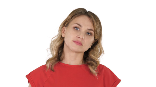 年轻女子红t恤正走着，看着相机上的白b图片下载