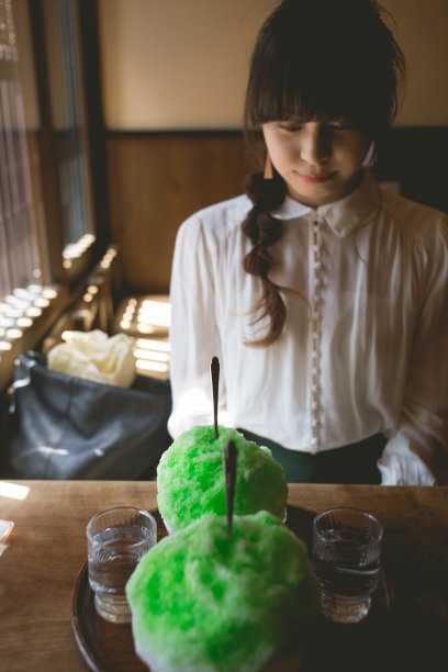 在京都，一个留着长发、吃着刨冰的女人图片下载