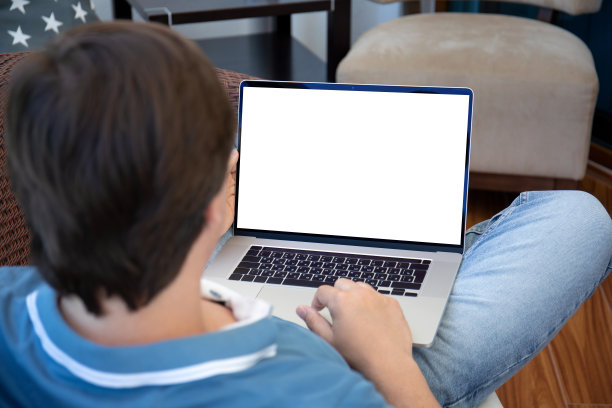 人工作在笔记本电脑孤立的屏幕类型，手在键盘上图片下载