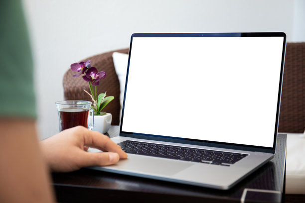 在咖啡馆，男性的手放在笔记本电脑的键盘上，屏幕是隔离的图片下载