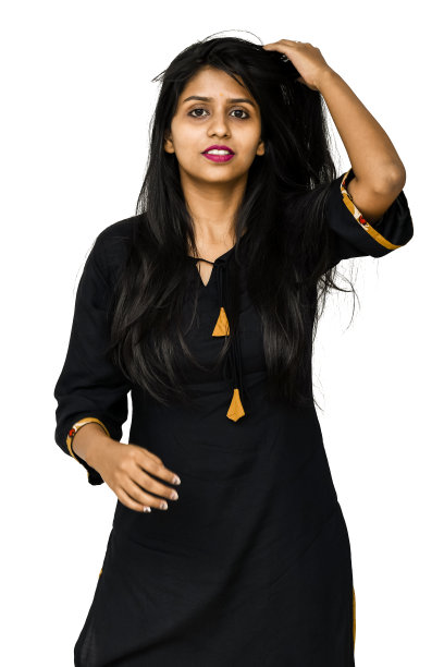 她喜欢整理她的头发。图片下载