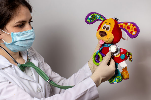 兽医用听诊器检查一只玩具狗。儿科和兽医学。图片下载