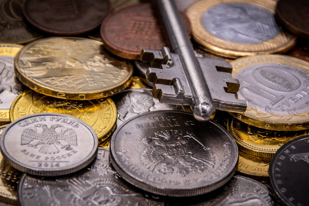 钥匙上的背景是世界上不同国家的硬币图片下载