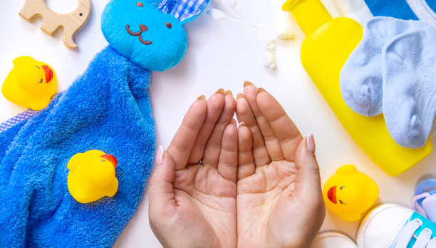 白色背景上的婴儿沐浴用品。有选择性的重点。图片下载