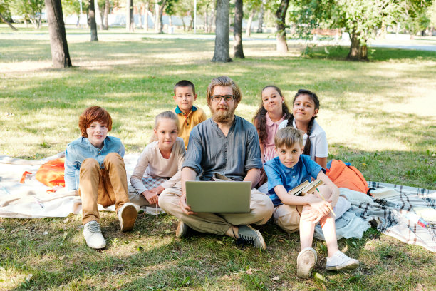 大胡子老师和一群小学生图片下载