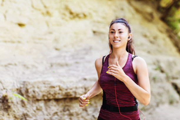 穿着运动服的年轻女子在新鲜空气中慢跑。健康的生活方式的概念图片下载