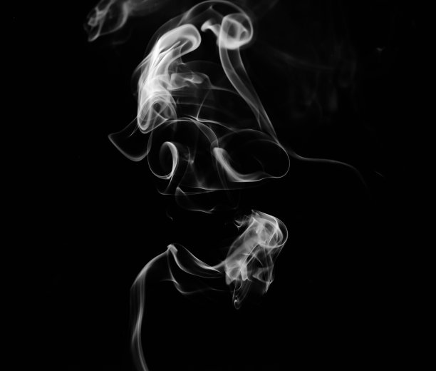 白色烟雾在黑色背景上的抽象碎片运动。图片下载