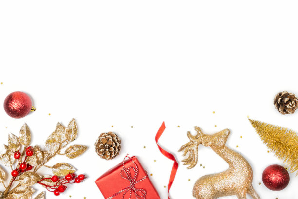 圣诞背景-礼品盒，槲寄生，枞树，驯鹿和圣诞球在金色和红色的背景。复制空间，平铺。图片下载