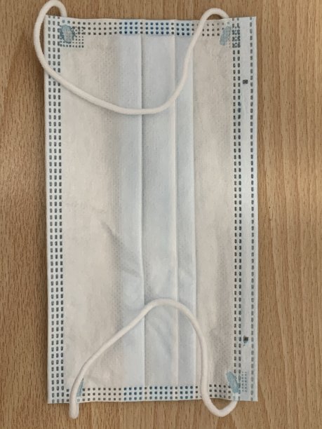 桌子上有个白色的面罩图片下载