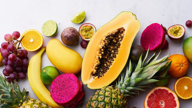 平铺着各种新鲜的热带水果图片下载