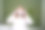 一位戴着医用口罩的校医用双手托着他的头图片下载