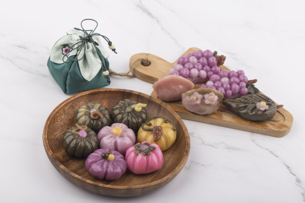 韩国传统美食半月形年糕图片下载