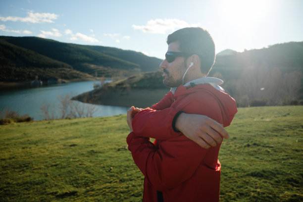 运动员在山上伸展手臂和进行锻炼图片下载